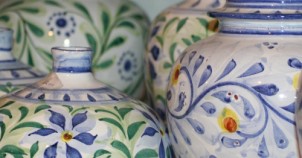 Portuguese porcelain pottery. Photo via Wikimedia Commons:Juliet Swift