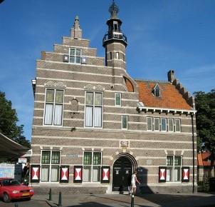 Raadhuis in Ouddorp. Photo via Wikimedia Commons:Johan