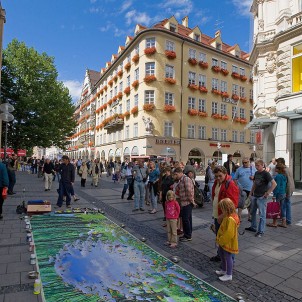 Street art on Kaufingerstrasse on Marienplatz in Munich. Photo via Wikimedia Commons: David Iliff