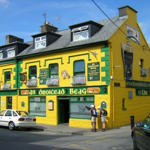 Yellow Irish Pub - photo by Flickr:francois