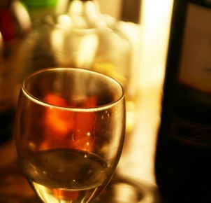 Glass of white wine - photo via Flickr:quinn.anya