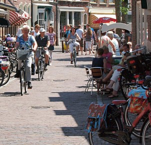 Cycling in the center of Oudewater. Photo via Flickr:zoetnet