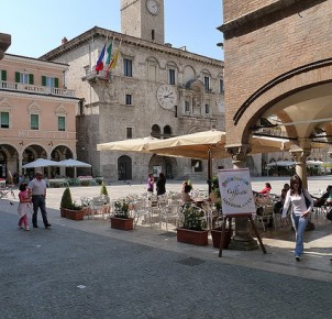 Palazzo del Capitano del Popolo, Ascoli Piceno. Photo via Flickr:Pizzodisevo
