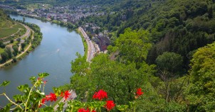 Cochem along the Mosel River - photo via Flickr:Random_fotos