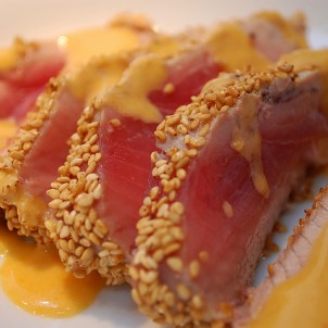 Yummy tuna by the sea! Photo via Flickr:gnawme