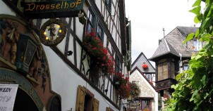 Drosselgasse in Rudesheim - photo via Wikimedia Commons:Uli
