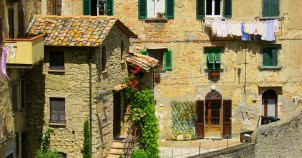 Tuscany windows - photo by Augen.Blicke via Flickr