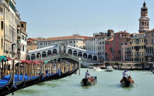 Rialto Bridge in Venice! Photo via Wikimedia Commons:saffronblaze