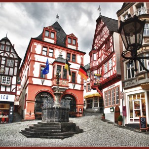 Bernkastel-Kues Marketplace - photo via Flickr:Bert Kaufmann