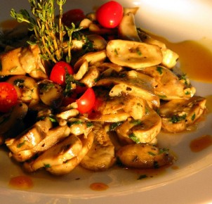 Mushrooms with cherry tomatoes - photo via Flickr:Kirti Poddar