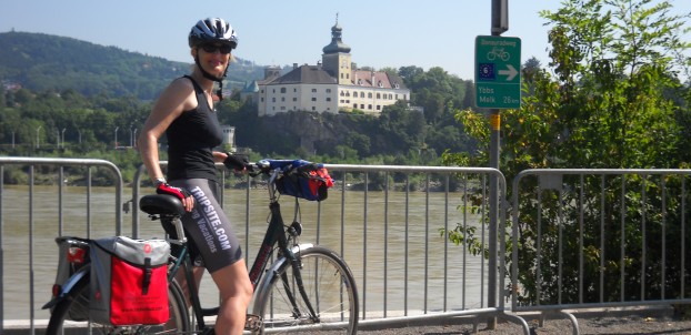 Jana radelte in unseren Shorts entlang der Donau von Passau nach Wien.
