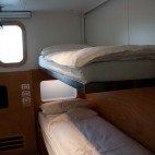 Cabine individual com beliche embutido, transformando o quarto em duplo.